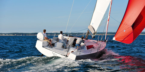 Cruising-racing sailing yacht