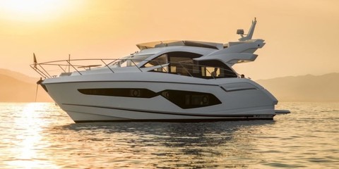 Motor yacht di lusso con fly