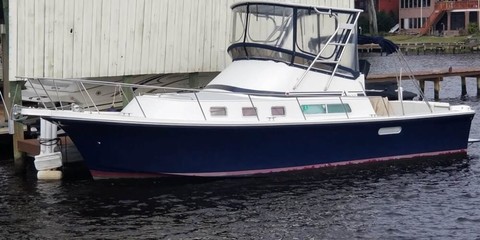 Albin Marine 35 command bridge