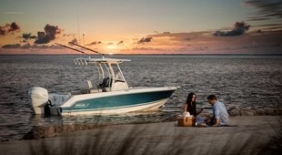 Boston Whaler 230 Outrage