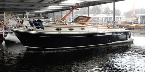 Cruisers Yachts Intercruiser 34