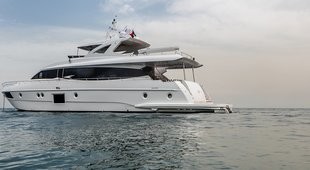 Majesty Yachts 90