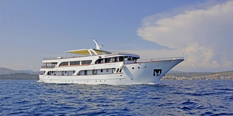 Motor yacht