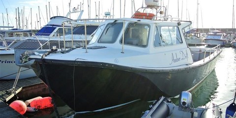 Offshore 105 pilothouse