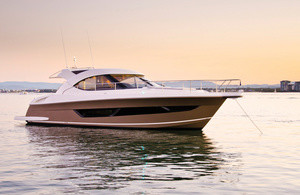 Riviera 4400 Sport Yacht