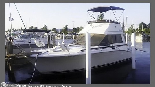 Trojan 32 flybridge sedan