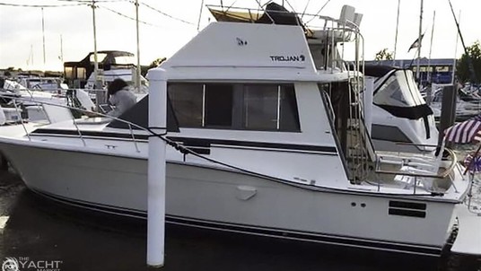 Trojan 32 flybridge sedan