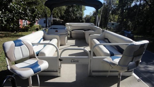 Sun tracker party barge 24