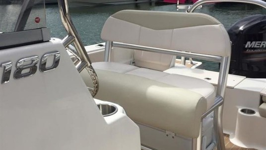 Robalo centre console r180