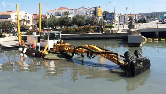 Amphibious watermaster dredger