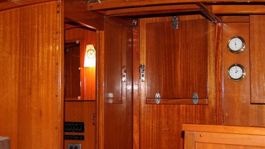 Lyman 30 express cruiser