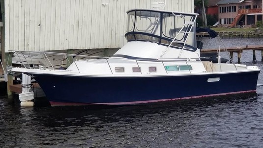 Albin Marine 35 command bridge