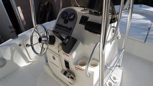 Hydra-sports bay bolt 2000 center console