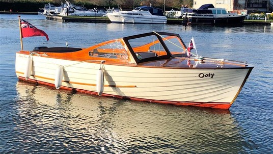 Motor yacht flying finn 17