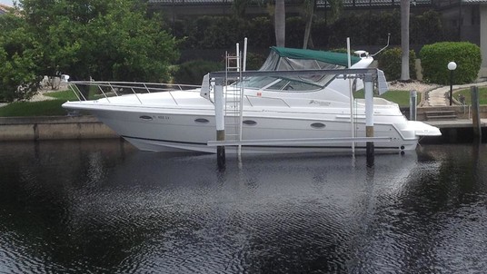 Cruisers yachts 3372 express