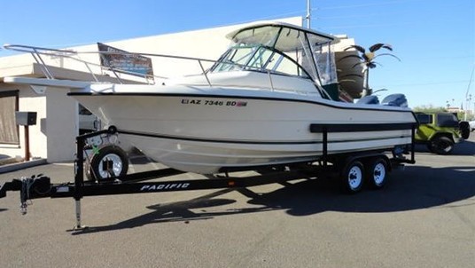 Pursuit 2470 walkaround