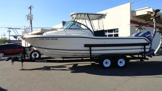 Pursuit 2470 walkaround