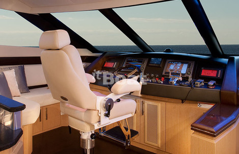 Marquis 720 Fly Bridge