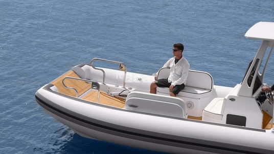 Novurania Catamaran 28