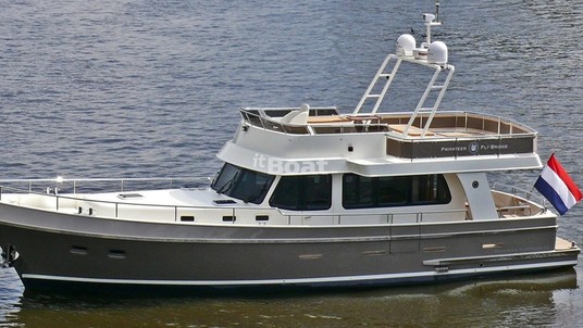 Privateer Flybridge 52