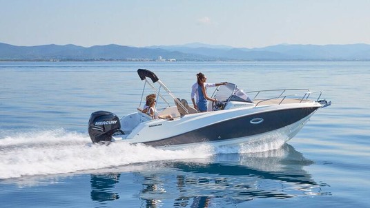 Quicksilver Activ 675 Sundeck