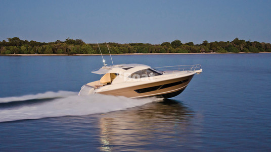 Riviera 4400 Sport Yacht