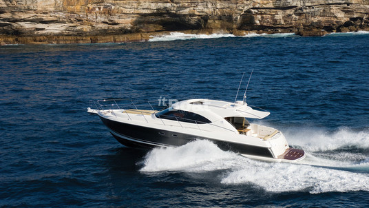 Riviera 5000 Sport Yacht