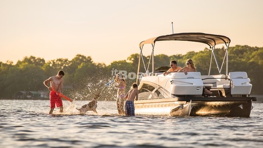 Larson 2400 Escape RT Twin Fish