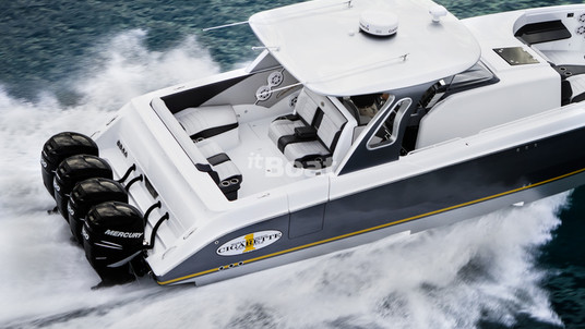 Cigarette 42 Huntress