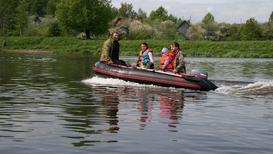 Mnev and K Korsar Komandor KMD-350