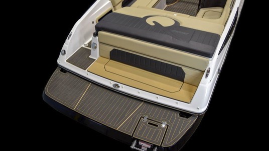 Rinker Q7 Sterndrive