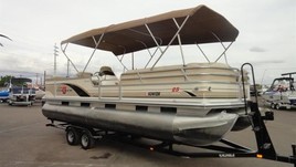Sun tracker 25 party barge