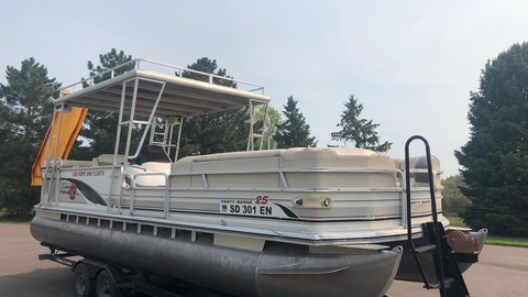 Sun tracker 25 party barge