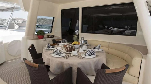 Ferretti 880