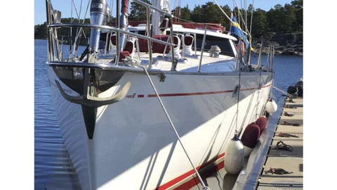 Broward 80 pilot house