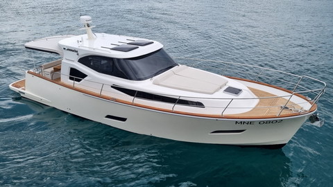 Monachus yachts Issa 45