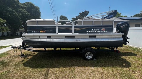 Sun Tracker Party Barge 18 DLX