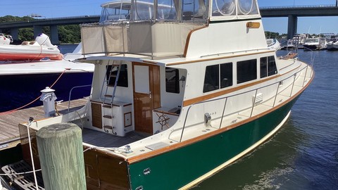 Trojan 32 flybridge sedan