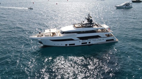 Custom Line Navetta 37