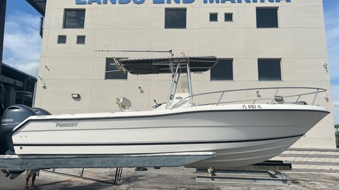 Pursuit 2870 center console