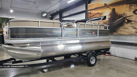Sun Tracker Party Barge 18 DLX