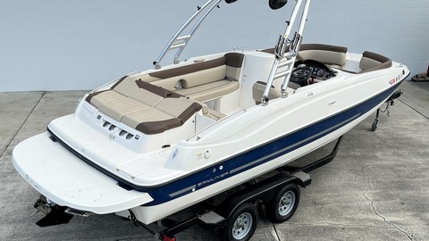 Bayliner 215 Deck Boat