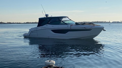 Cruisers Yachts 38 Express