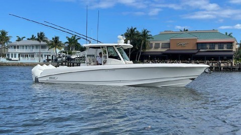 Boston Whaler 350 Outrage