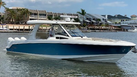 Boston Whaler 350 Realm