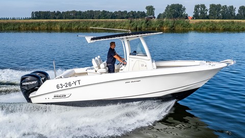 Boston Whaler 250 Outrage