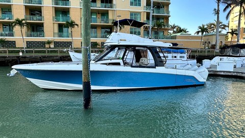 Boston Whaler 350 Realm