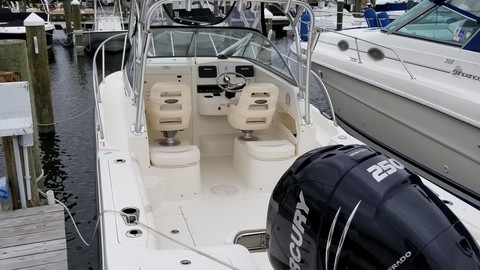 Boston Whaler 235 Conquest