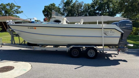 Twin vee 26 family fisherman