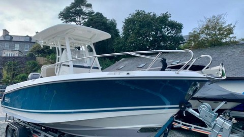 Boston Whaler 230 Outrage